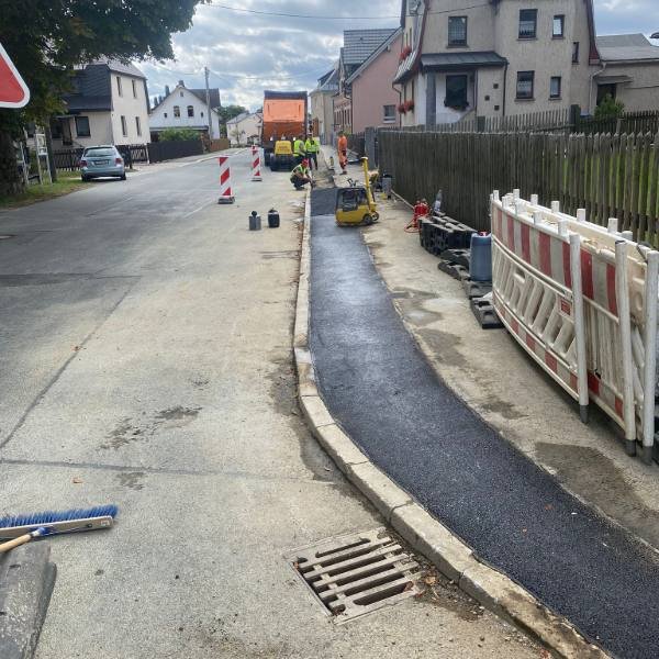 Neuer Asphaltgehweg entlang einer Ortsdurchfahrt