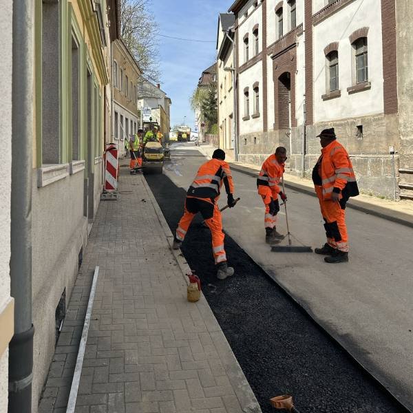 Asphaltarbeiten in einer Ortsdurchfahrt
