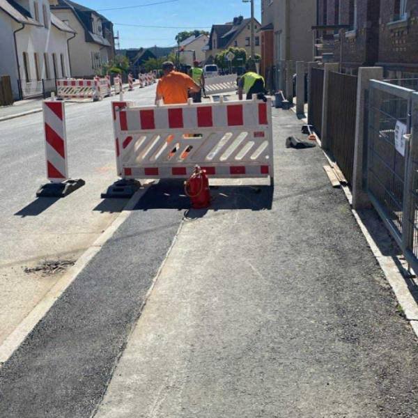 Fertiggestellter Gehweg mit Verkehrssicherung