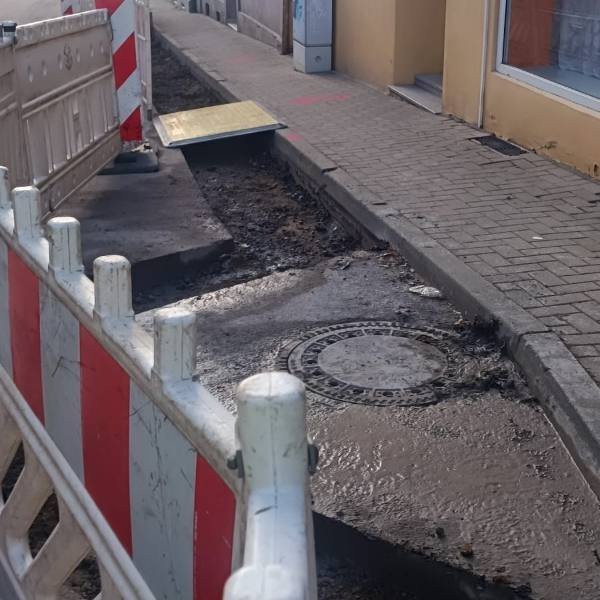 Grabenarbeiten entlang der Fahrbahn